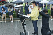 韓国紙「 "今が朝鮮時代か" ... アスファルトにひざまずき次官の傘を持った法務部職員」韓国の反応