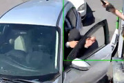 高すぎる！とコーヒーを投げられたビキニのバリスタ、客の車の窓ガラスをたたき割る