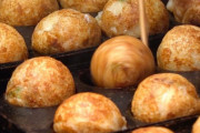 海外「日本人は棒でたこ焼きを返してる！神技！」大阪のたこ焼き屋の職人技が話題に（海外の反応）