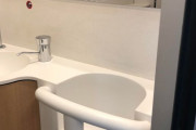 海外「日本のトイレには親が用を足している間に幼児を座らせるスペースがある」