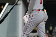 海外の反応  「あのバットフリップは違法」大谷翔平、19号特大ホームラン！ジャッジに並ぶ！
