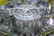 外国人「これが日本にある世界最大の核融合実験施設らしいぞ！」