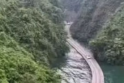 海外「今にも事故が起きそうな中国の浮き橋道路」