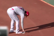 海外「日本人の本能か？」大谷翔平が球場のゴミを拾うシーンを集めた動画が海外で話題に！（海外の反応）
