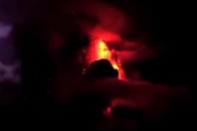外国人「インドネシアで火山が噴火した。雷もヤバイ」（動画）