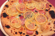 【海外】「意外と美味そう」「日本がまたやりやがったw」魔改造されすぎた日本のピザに海外仰天！