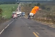 お前らそんな近くで大丈夫か？ガスを運んでいたトラック火災による大爆発。海外の反応