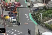 海外「日本は本当に温かいよな…海外じゃ見かけないよこんな光景…」車椅子の人に駆け寄る日本人の行動が話題に！
