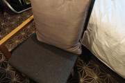 外国人さん、日本のホテルにあった変な椅子を興味津々で考察する