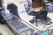 耳も口も不自由な車椅子少年が宝石店へ押し入る強盗事件発生！ あまりに悲しすぎる結末を迎える...