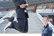日本の飛んでるお父さんと娘さんのツーショット写真が話題に 海外の反応