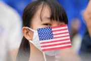 海外の反応「可愛すぎ」日本の学生の“おもてなし”に外国人感動！応援バナーに困惑の声も