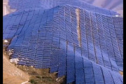 【海外の反応】中国北部の山頂にある広大な太陽光発電所　海外の反応「中国はまだ新しい石炭火力発電所を建設している、寿命後のパネルはどうするのか」