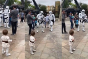 ディズニーワールドの新アトラクションイベントで生まれた、小さなパダワンとストームトルーパーの微笑ましいやり取り