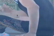 海外「走行中のトラックからミカンを盗むために命を危険に晒す男」