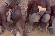 海外「コーラのボトルを開けようとするアフリカ部族www彼らもSNS時代に突入したようだ」