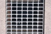 「この公園の排水溝は…設計ミスだよね？」→実は理由があった