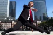 海外「彼は日本の宝だろ」60歳の“踊るサラリーマン”が世界的人気に【海外の反応】