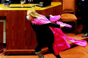 チリ議員「法案が可決したら国会でNARUTO走りしてやるわ！」→本当にやる
