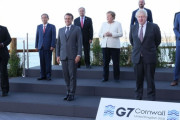 韓国人「日本は韓国より遅れた後進国水準」日本が文在寅の写真をカットし、菅首相を中心にｗｗｗ　韓国の反応
