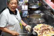 お婆ちゃんの笑顔と腕が眩しい中華料理屋 菜来軒の紹介動画。外国人「こっちも笑顔になっちゃうね」