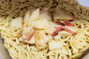 [韓国の反応]とうとう日本でアップルパイ味の焼きそばが発売されたそうですね・・・[韓国ネット民]パッケージは味が地球のものではないことを表しているのだ