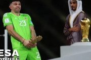 W杯最優秀GKが受賞トロフィーを股間に当てるパフォーマンス披露…[海外の反応]