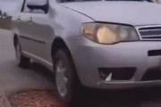 道路に穴、この車はどうなると思う？