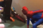 「友人がコスプレをしたら永遠のスパイダーマンになった…」笑いが止まらないハプニング