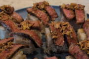 外国人「シーフードが嫌いだからステーキ寿司を作ってみたぞ」