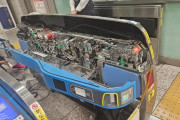 【海外】「日本の改札機の内部はこうなっている」→「エンジニアリングの脅威だ！」「メカに変身しそうw」