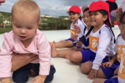 海外「俺の夢の国、日本！」アメリカ人の赤ちゃんと遊ぶ日本の子どもたち（海外の反応）