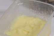 幼虫の脂肪を利用して作られた「昆虫バター」を開発中、そのお味は？（ベルギー）※昆虫出演中