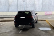 2台分のスペースの真ん中に迷惑駐車。顧客がショッピングカートで包囲網