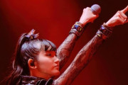 さっきRock am RingでグッズをチェックしてるSu-METALを発見したぞ！　【海外の反応】