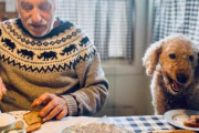 【海外】毎朝、父と愛犬のかわいすぎる朝食タイムが話題！あなたも一緒に楽しみたくなるルーティンとは？