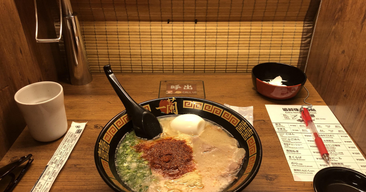海外「日本で生まれて初めてラーメンを食べたんだ！ マジで感動したよ」京都で一蘭のラーメンを食べた外国人、気に入ってしまうｗｗｗ | 海外の反応アンテナ