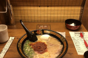 海外「日本で生まれて初めてラーメンを食べたんだ！ マジで感動したよ」京都で一蘭のラーメンを食べた外国人、気に入ってしまうｗｗｗ