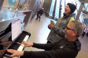 プロのピアニストが駅の従業員に歌ってもらうと…そのすばらし過ぎる才能に衝撃を受け感動