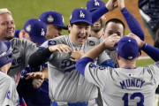 【海外の反応】ドジャースが5点差を逆転して4年ぶりのWS制覇！「大谷がトラウトよりも先に悲願を…」