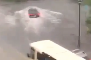 高級車は路上を運転するには向かない。大雨の日に道を誤る車。海外の反応