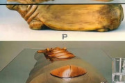 ザッバーン！カバ浮上！ガラスの水面から動物が顔を出すテーブルが存在感ありすぎ
