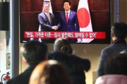9秒握手→11分歓談→45分間の率直な対話…一歩進んだ文・安倍＝韓国の反応