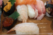 韓国人「日本の市場で食べた97円寿司のクオリティがこれ・・・確かに日本の寿司は越えられない壁のようだ」