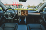 テスラが長時間労働するために車中泊までした社員を一時解雇