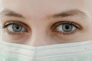 タイの可愛い看護師が「近視や乱視と正常な見え方」を体を張って比較した結果！【タイ人の反応】