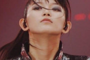 BABYMETALのショーで、なんでステージに物を投げる人がいるの？　【海外の反応】