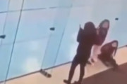 おっちょこちょいな人が、うっかり透明なガラスに頭をぶつけるとこうなるｗｗｗ海外の反応