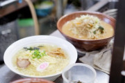 日本の魚介類ラーメン店のカウンターの裏側「いつか日本に来たいなぁ🙂😊」「このラーメン屋さんにはよく行きますが、本当に美味しいです」海外の反応