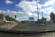 タイヤミサイル発射！対向車線側から外れたタイヤが弾みながら転がってきた～！